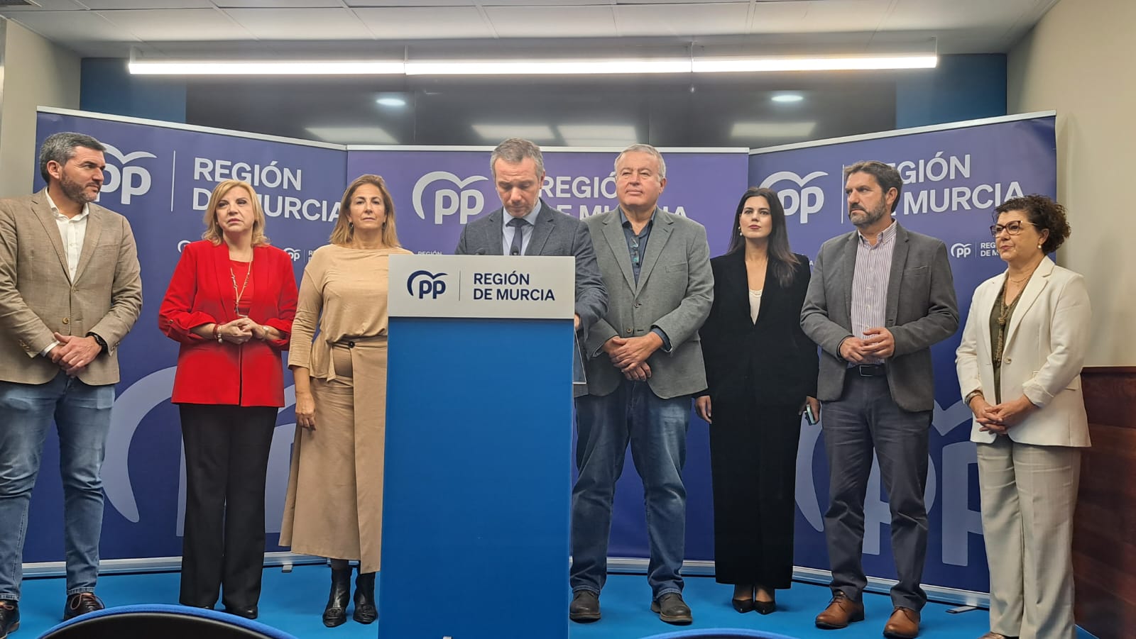 Segado comparece en el atril acompañado por los parlamentarios del PP por la Región en las Cortes Generales