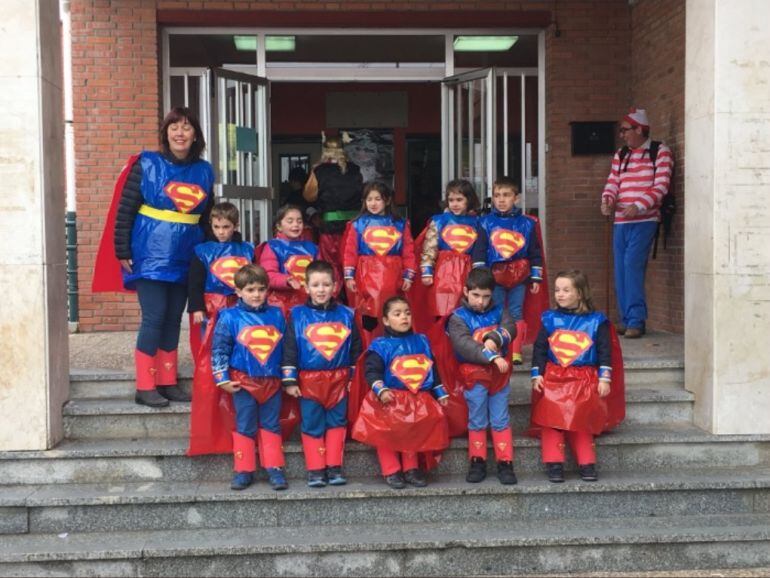 Los alumnos del colegio de San Gil se disfrazan de Superman