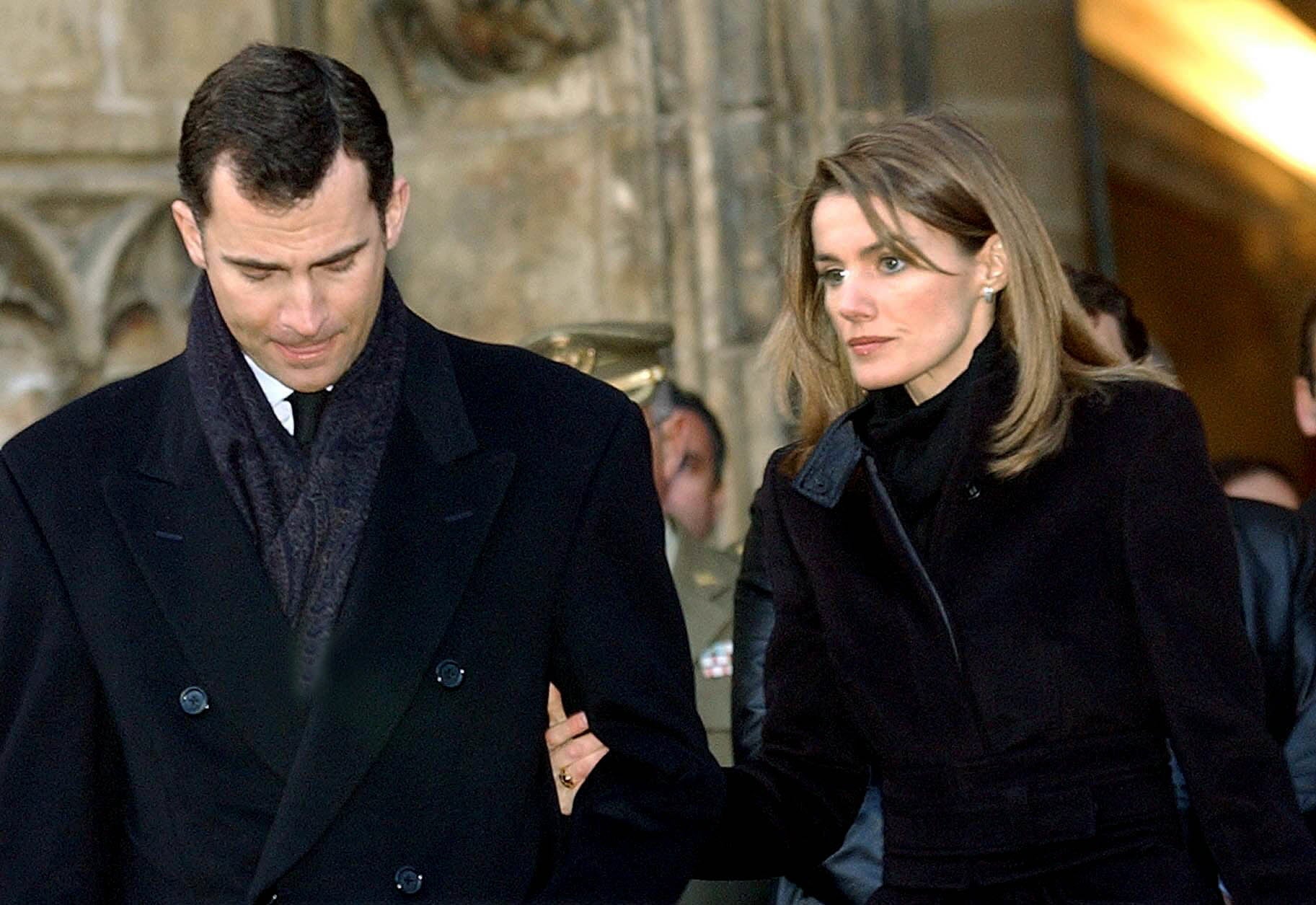Los Príncipes de Asturias, Don Felipe y Doña Letizia, a la salida de la Basílica de San Antonio de Morella, donde el 7 de febrero de 2005 se realizó el funeral institucional por los dieciocho fallecidos ayer por inhalación de monóxido de carbono en un albergue de la localidad de Todolella (Castellón).