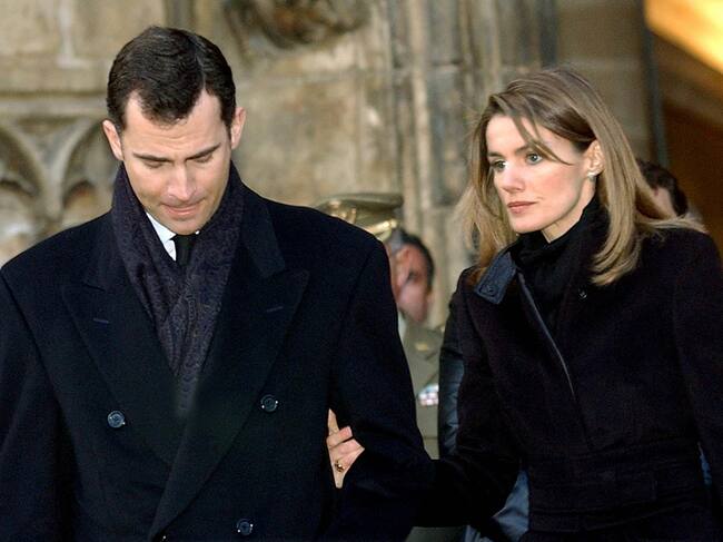 Los Príncipes de Asturias, Don Felipe y Doña Letizia, a la salida de la Basílica de San Antonio de Morella, donde el 7 de febrero de 2005 se realizó el funeral institucional por los dieciocho fallecidos ayer por inhalación de monóxido de carbono en un albergue de la localidad de Todolella (Castellón).