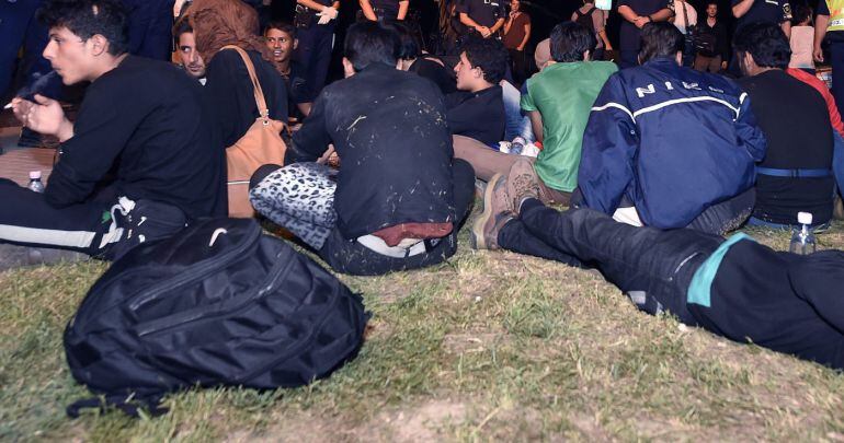 MTI119- BUDAPEST (HUNGRÍA), 3/09/2015.- Inmigrantes permanecen junto a policías húngaros en la estación de tren de Bicske, Budapest, Hungría, hoy jueves 3 de septiembre de 2015. La estación Keleti de Budapest abrió hoy sus puertas a los refugiados, aunque eso no supuso que pudieran embarcar en trenes hacia Europa Occidental: un primer convoy que partió con centenares de ellos fue retenido y sus ocupantes se niegan a ser internados en un campo de acogida. EFE/HERBERT P. OCZERET