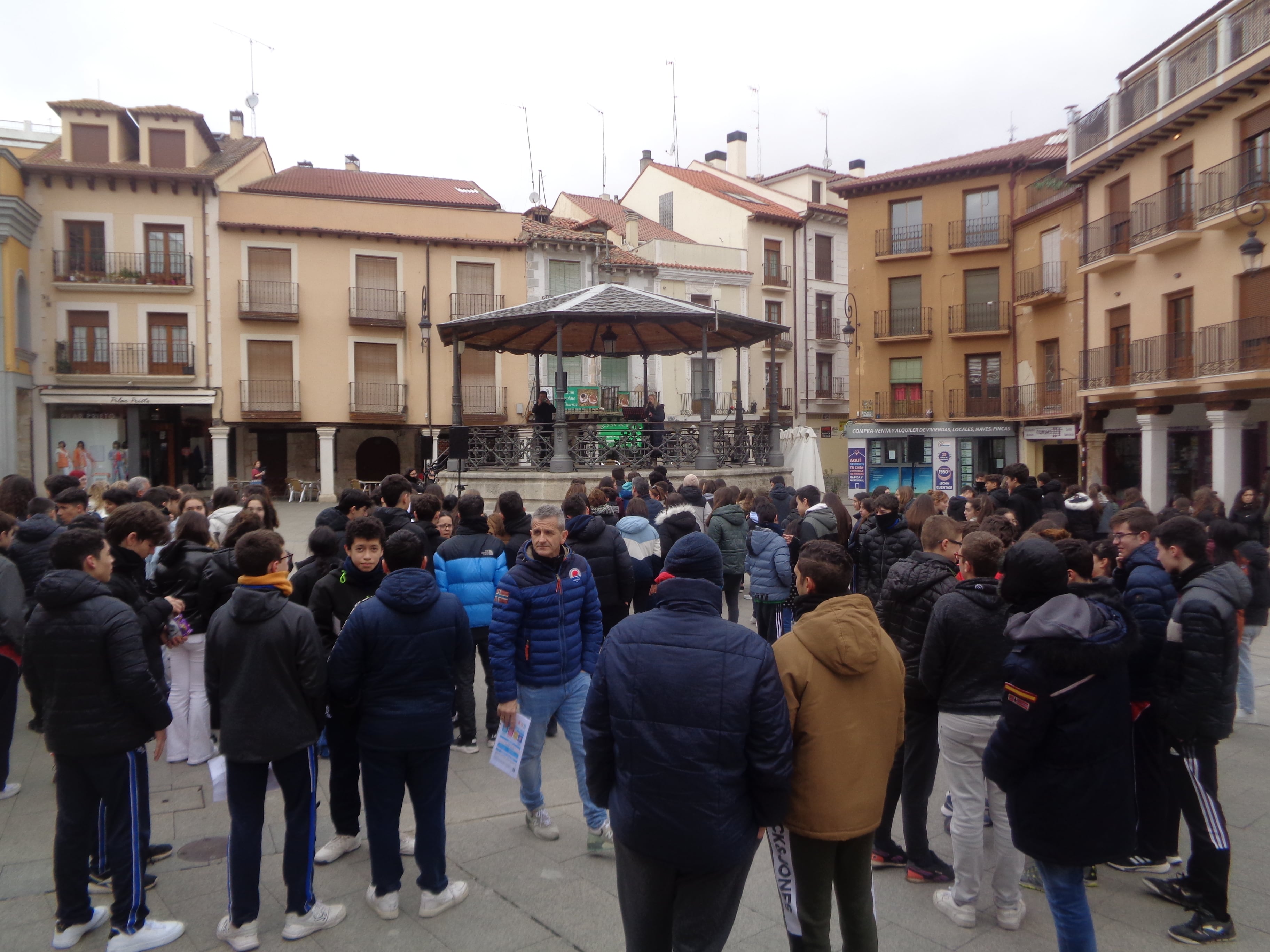 Estudiantes de 3º de ESO de los cuatro colegios acudían a este acto