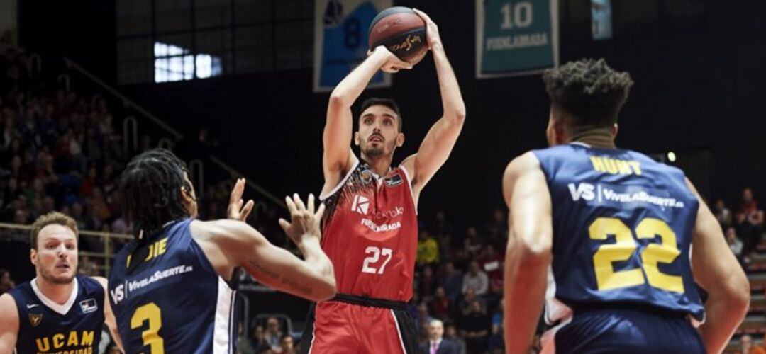 Marc García lanza a canasta ante UCAM Murcia