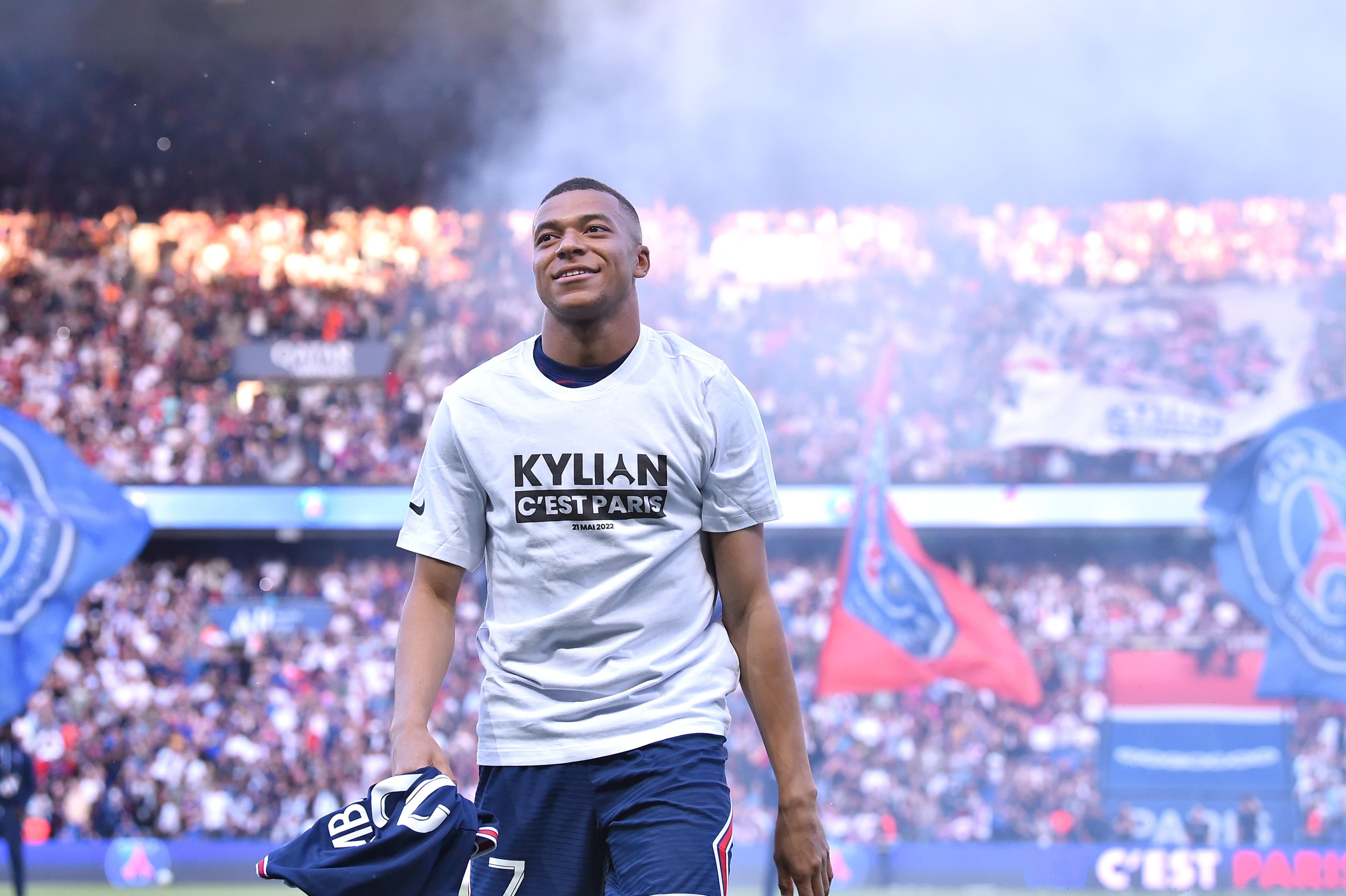 Kylian Mbappé, en el acto de renovación de su contrato con el PSG