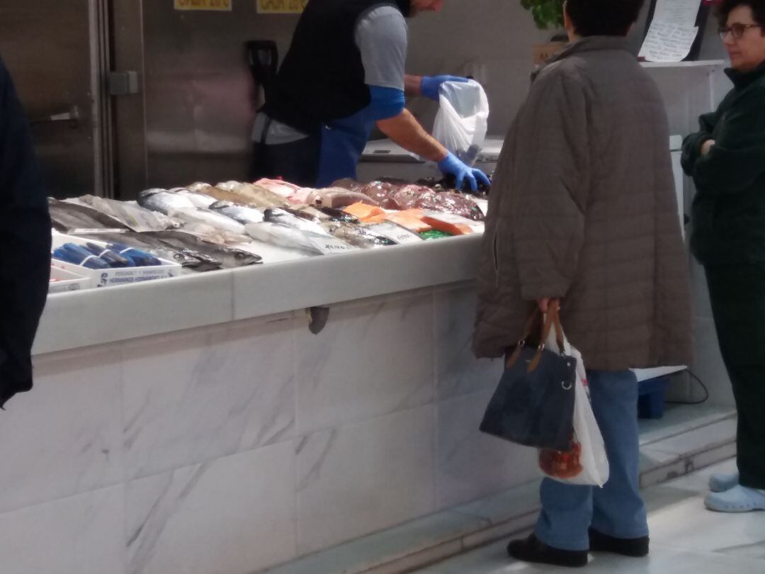 Puesto de pescados en el plaza cubierta del mercado de El Fontán, en Oviedo.