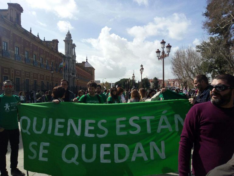 Una pancarta con el lema de la manifestación celebrada esta mañana en Sevilla en favor de los profesores interinos.