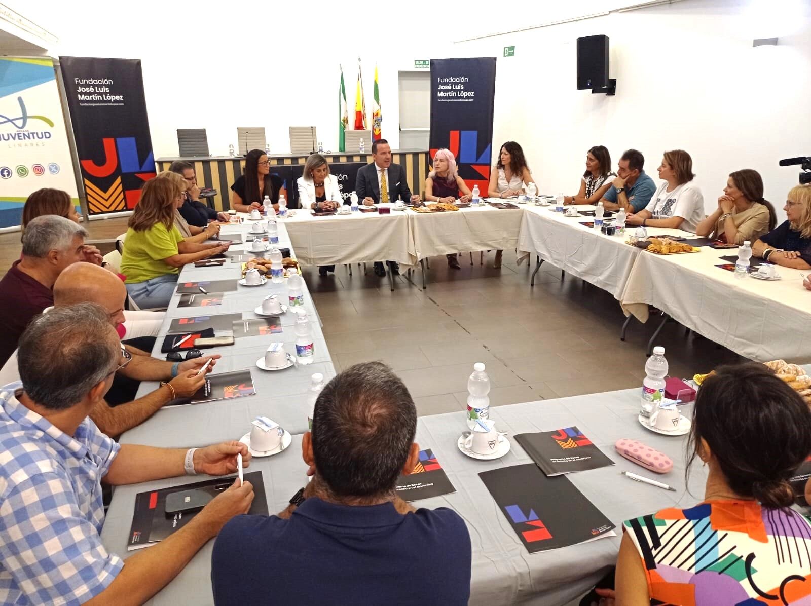 Reunión con directores de centros educativos linarenses.