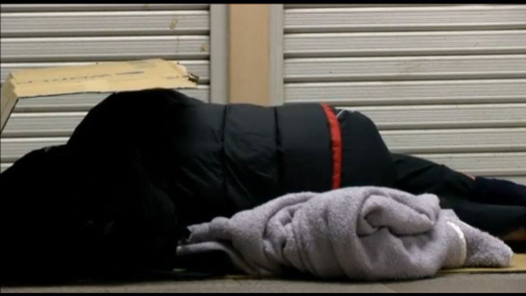 Indigente duerme en la calle