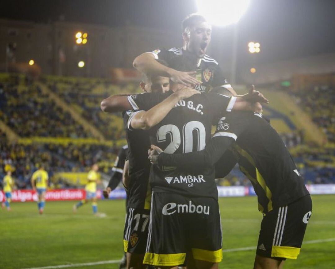 Los jugadores celebran con Álvarzo Giménez el gol del triunfo del Real Zaragoza