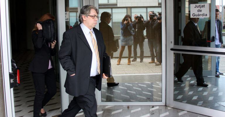 David Duaigües sortint dels jutjats de Lleida, després del judici en què defensa que és descendent dels Romanov.