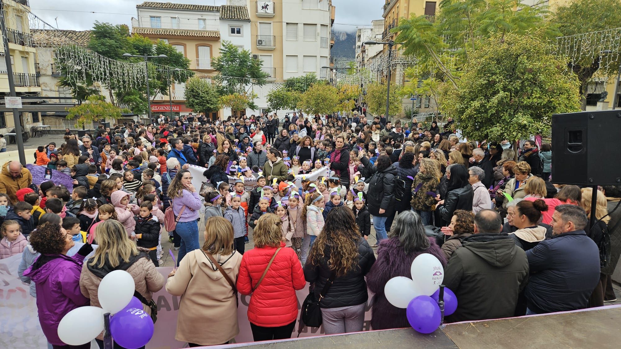 Aspecto que presentaba la Plaza de España de Jódar en el acto del 25 N Contra la Violencia hacia las Mujeres