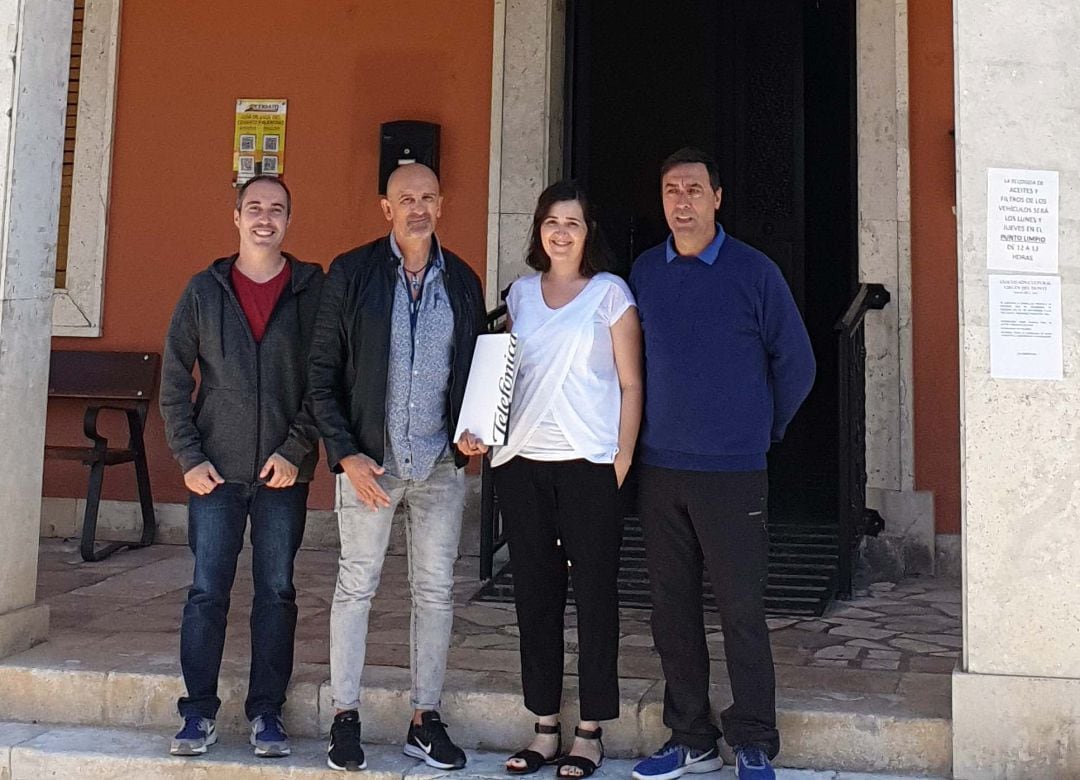 José María Rodríguez, alcalde de Cevico de la Torre; Cristina Franco, teniente de alcalde; Pedro Gómez, responsable de despliegue de Telefónica en Castilla y León y Claudio González, concejal de Urbanismo