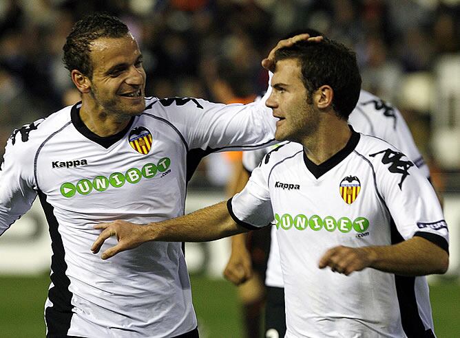 Mata es felicitado por Soldado después de transformar el penalti hecho sobre Aduriz