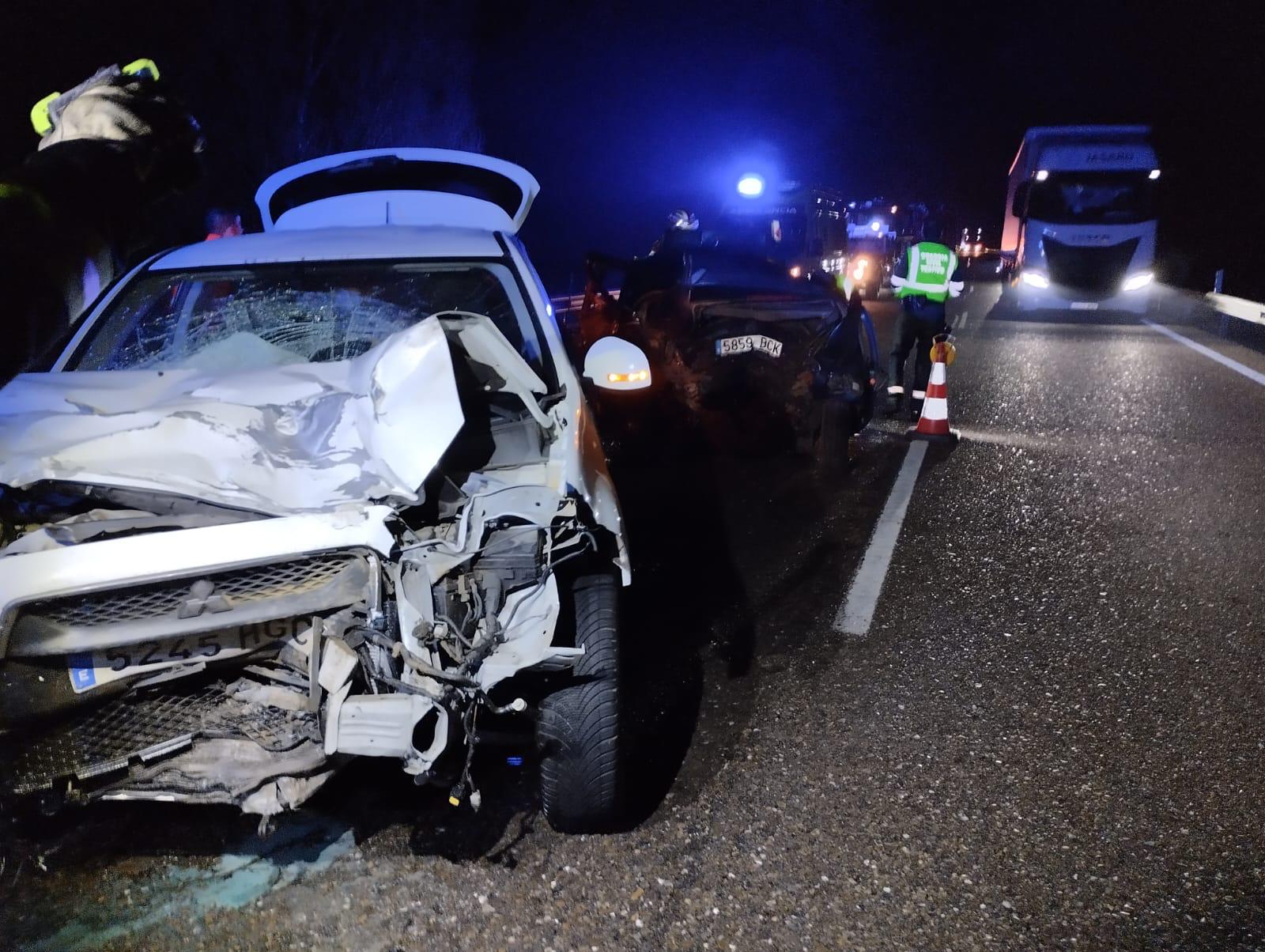 Accidente este domingo en la A-6 en Cerecinos de Campos. Foto Bomberos de Benavente