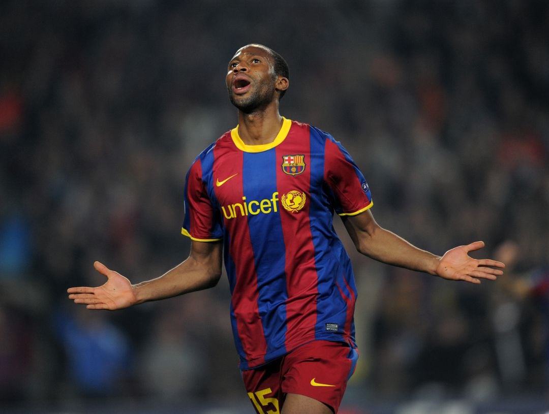 Seydou Keita celebra un gol frente al Betis en el Camp Nou