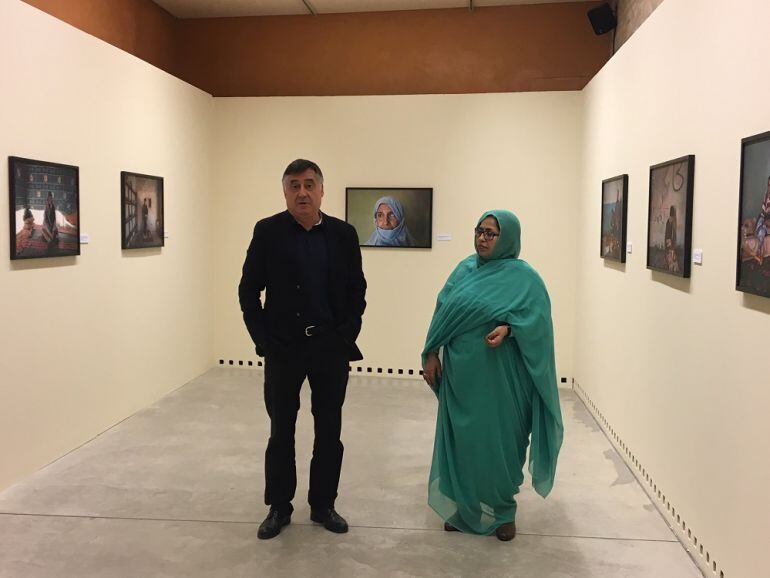 Gervasio Sánchez y Jira Bulahi Bad, representante del Frente Polisario en España, en la exposición Visiones saharauis