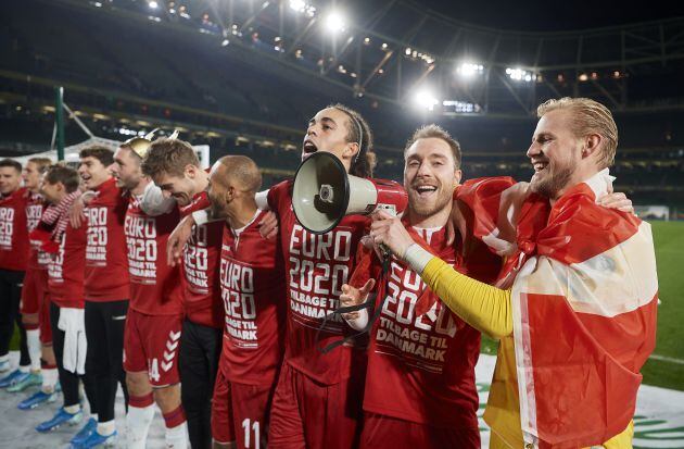 Los jugadores de Dinamarca celebran su clasificación a la Eurocopa