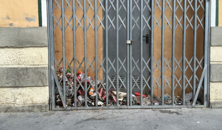 Basura acumulada en la puerta del n&uacute;mero 12 de la calle San Vicente, de Alicante