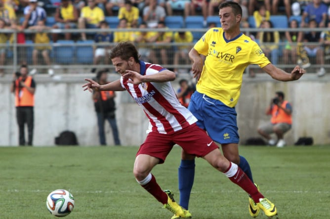 Ansaldi intenta llevarse el cuero ante el Cádiz