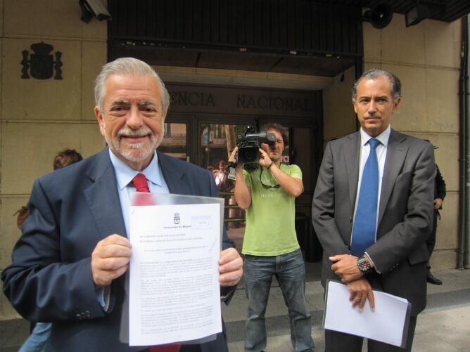 El consejero de Economía y Hacienda, Antonio Beteta, junto a su número 2, Enrique Ossorio, acude a la Audiencia para presentar un recurso por la denegación del pago del Fondo de Competitividad.