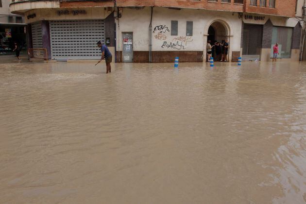 Una de las calles de Orihuela totalmente anegada