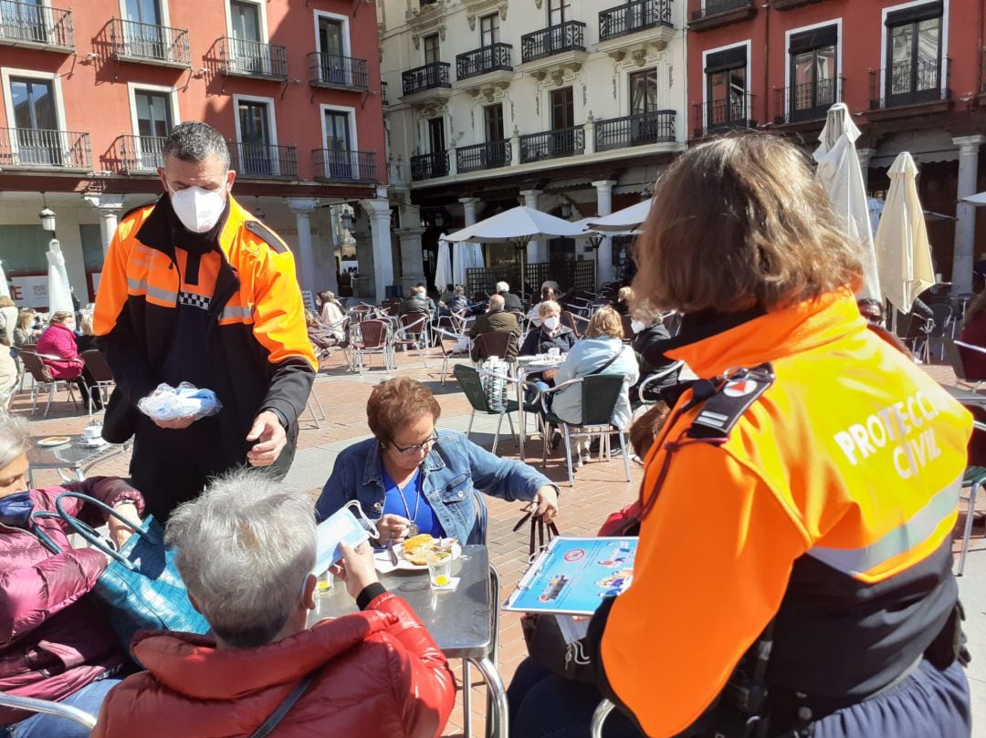 Voluntarios de Protección Civil en la Plaza Mayor de Valladolid