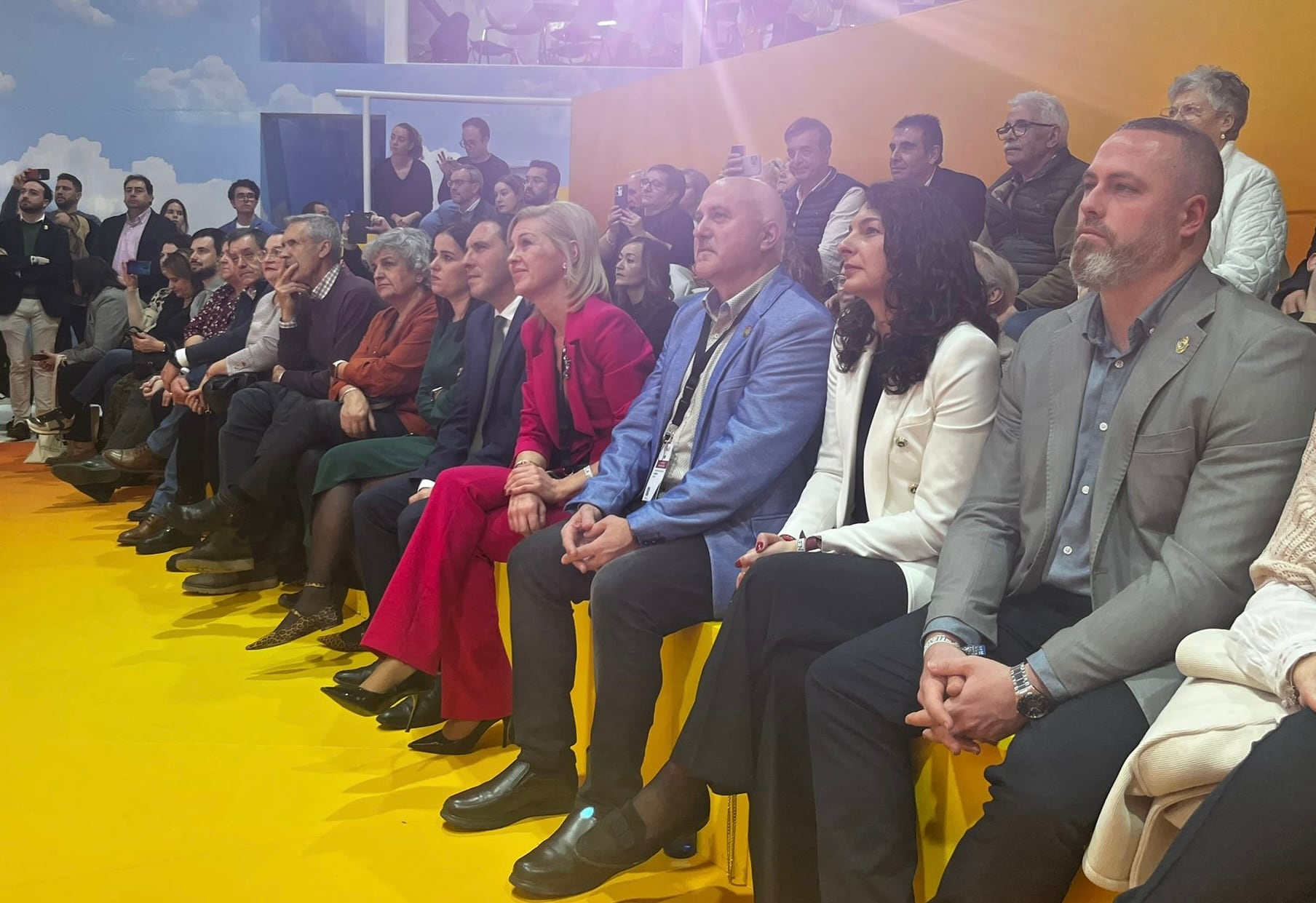 Fernando Morales (a la derecha, con americana azul), portavoz del PSOE de San Clemente, en FITUR. Avanzando hacia la izquierda encontramos a María Ángeles Martínez, diputada de Cultura; Álvaro Martínez Chana, presidente de la Diputación de Cuenca y Mayte Megía, diputada de turismo. El último en la imagen, a la izquierda, es Víctor Miguel Luis, concejal de cultura del Ayuntamiento de San Clemente.