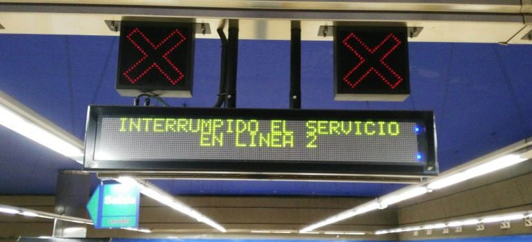 Panel informativo de Metro de Madrid que anuncia la suspensión del servicio en la línea 2, este viernes.