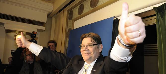 Timo Soini, líderl del partido "True Finns", gesticula en señal de victoria