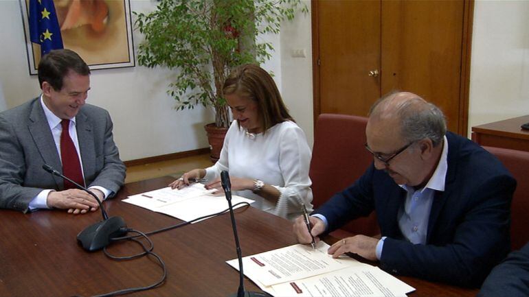 Firma del convenio entre el Coruxo Fútbol Club y la Diputación de Pontevedra. A la izquierda, el Alcalde de Vigo; en el medio, Carmela Silva, la presidenta de la Diputación de Pontevedra; y la derecha, Gustavo Falque, presidente del Coruxo Fútbol Club.