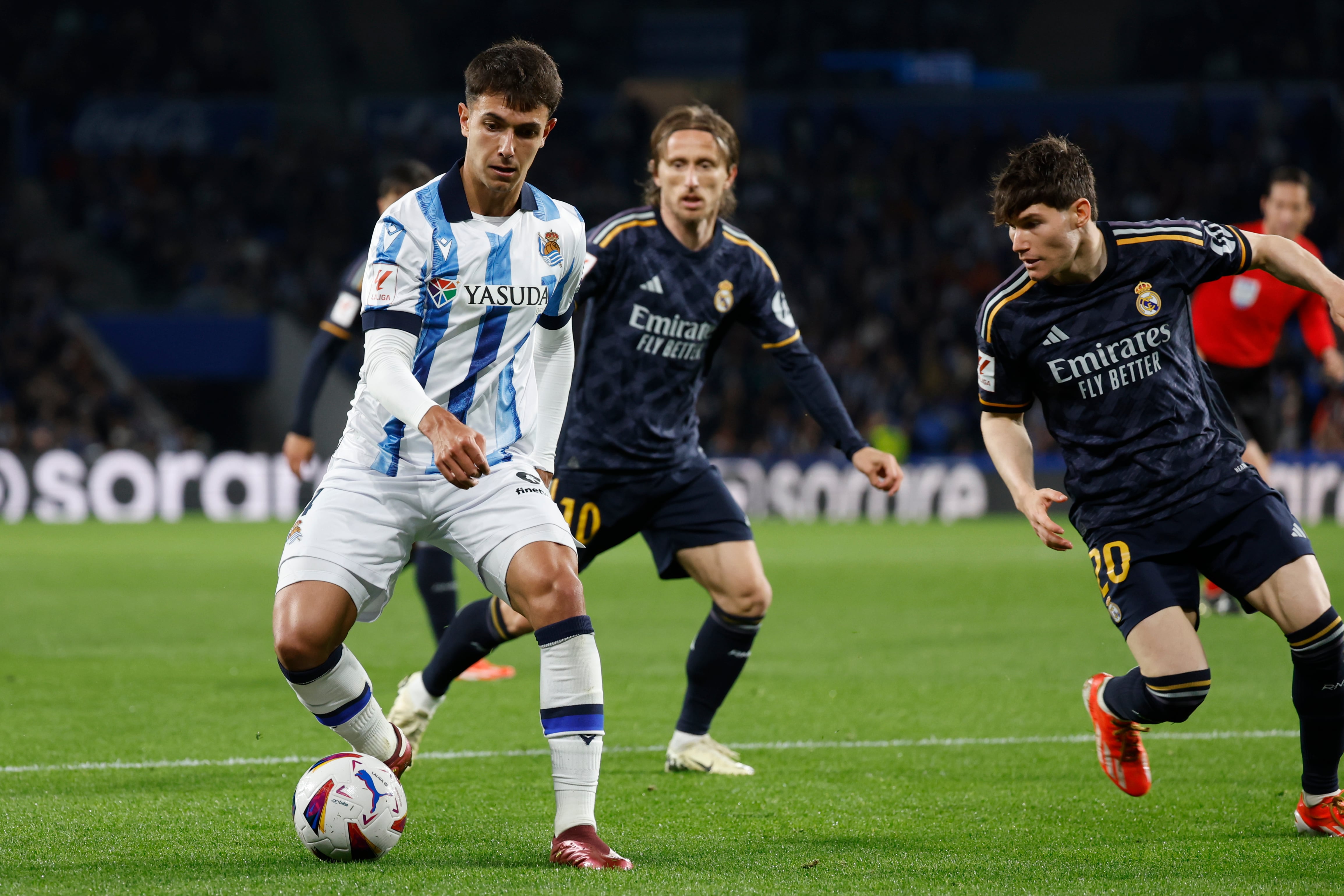 SAN SEBASTIÁIN, 26/04/2024.- El centrocampista de la Real Sociedad Martín Zubimendi (i) juega un balón ante Fran García (d), del Real Madrid, durante el partido de Liga en Primera División que Real Sociedad y Real Madrid disputan este viernes en el Reale Arena, en San Sebastián. EFE/Javier Etxezarreta
