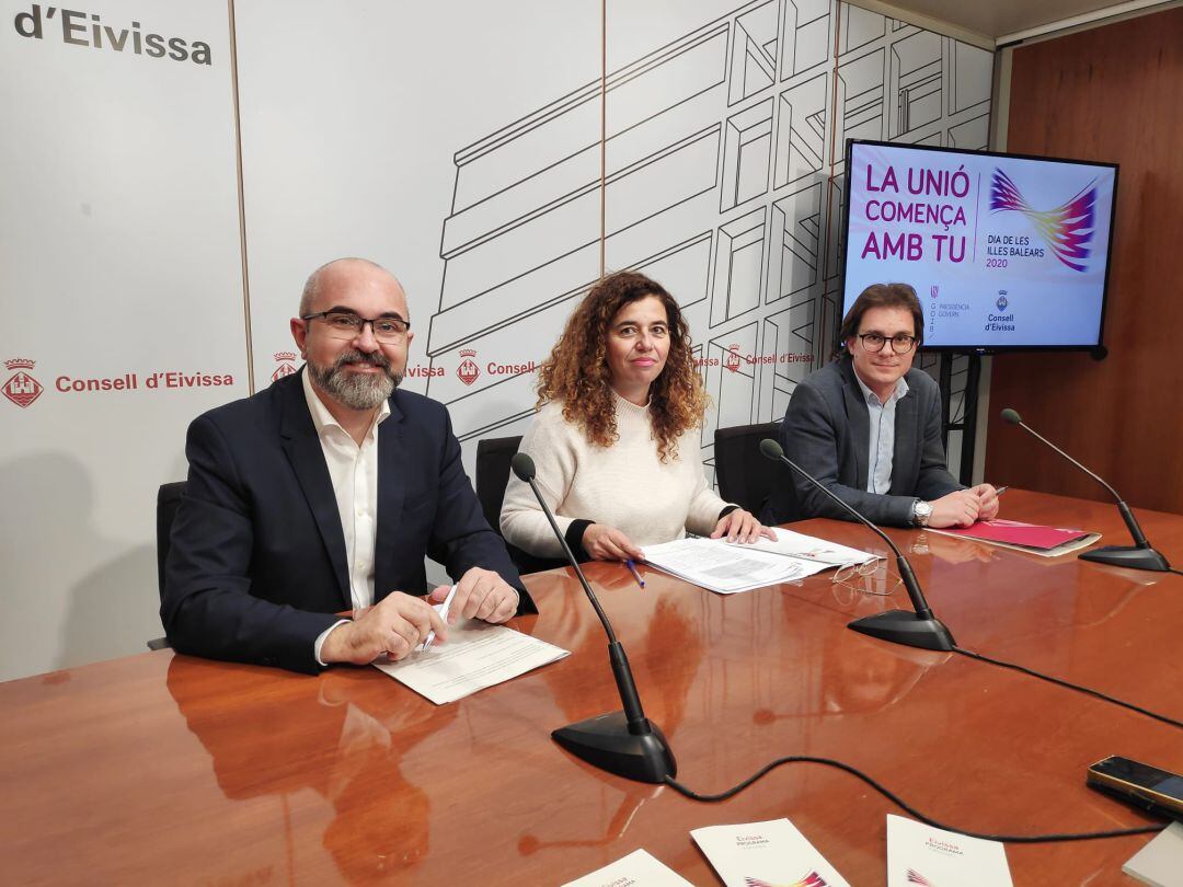 Vicent Roig, Pilar Costa y Salvador Losa en la presentación del Dia de Baleares.
