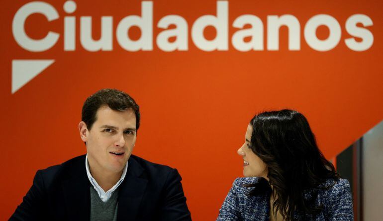 El líder de Ciudadanos Albert Rivera (i), y la líder de Cs en Catalunya, Inés Arrimadas