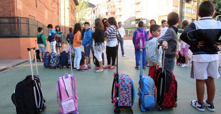 Niños ante el colegio