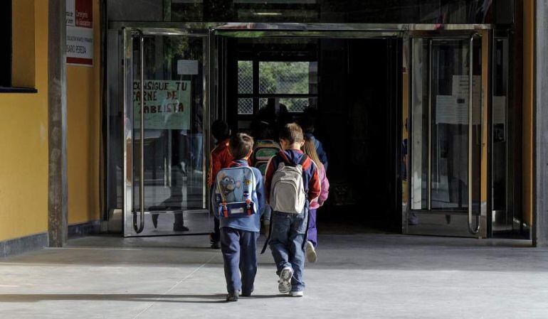 Niños, a la entrada de un colegio.