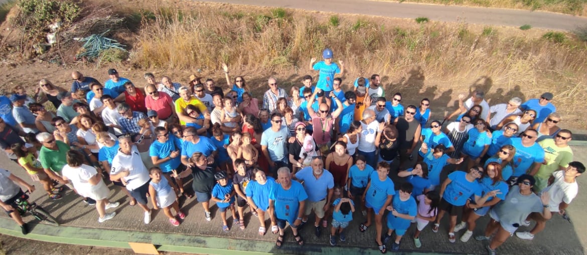 En las fiestas de Villacuende los presentes se pesan en la báscula del pueblo