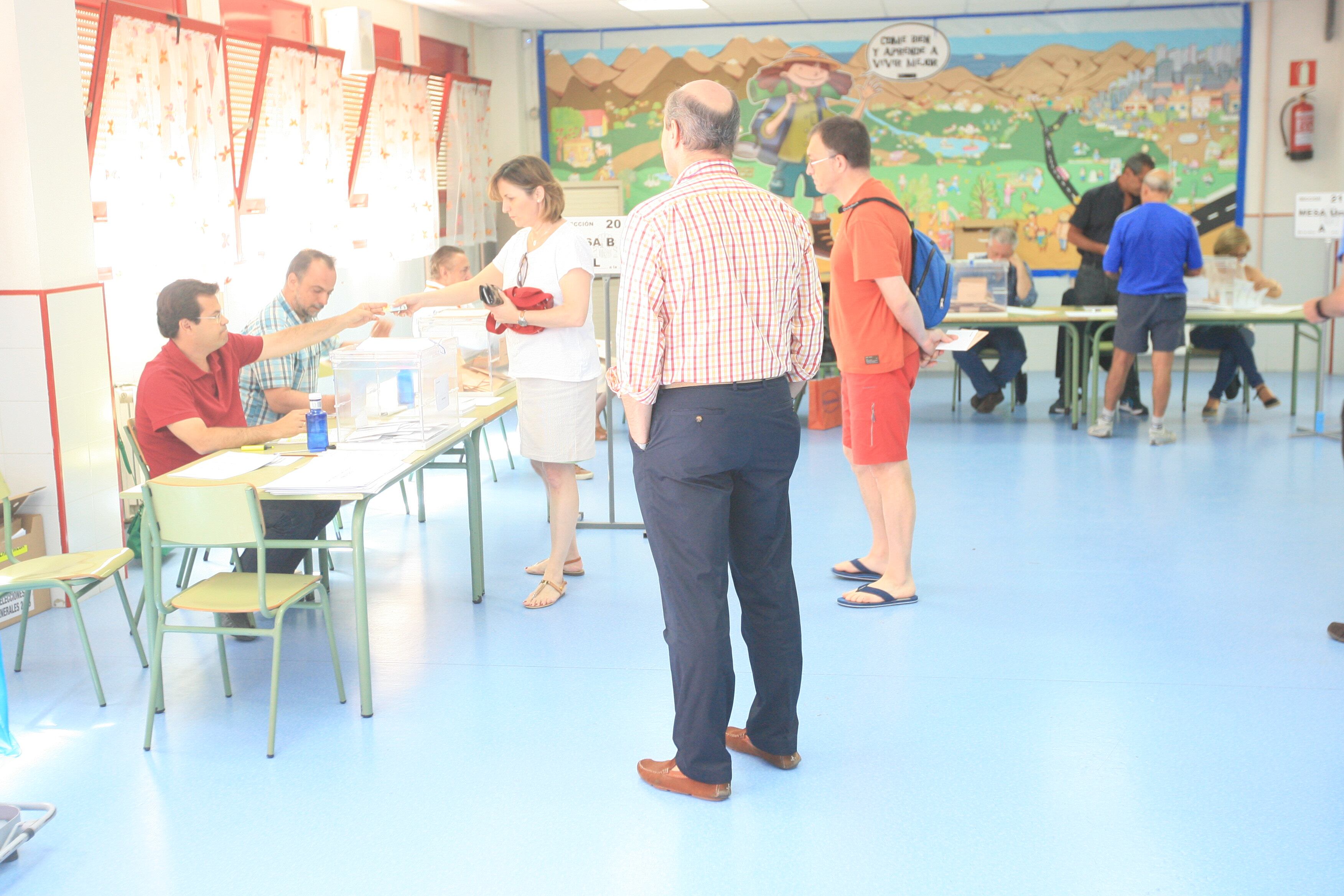 Mesas electorales en un colegio público de Tres Cantos