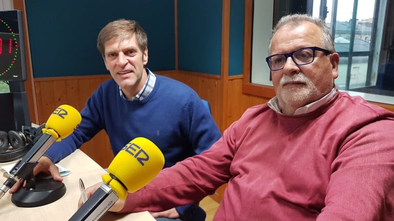 Enrique Conde y Ambrosio Escandón en el estudio de La Ventana