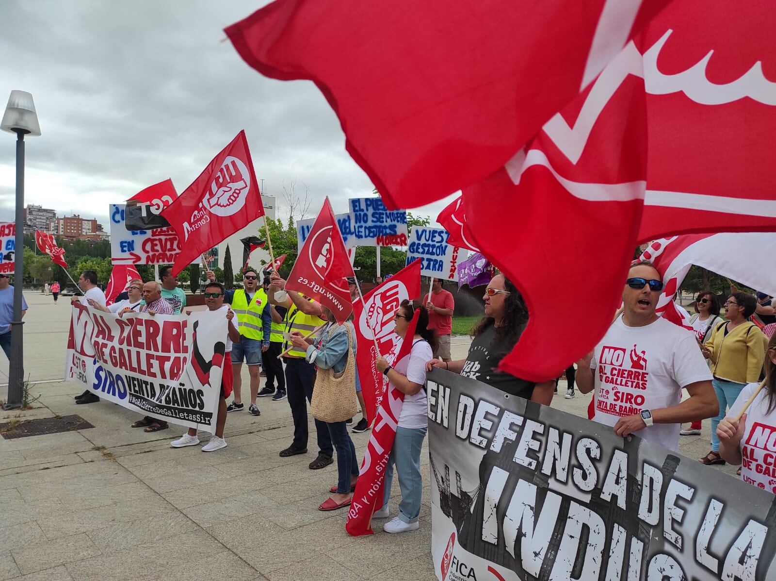 Trabajadores de Siro a las puertas de las Cortes