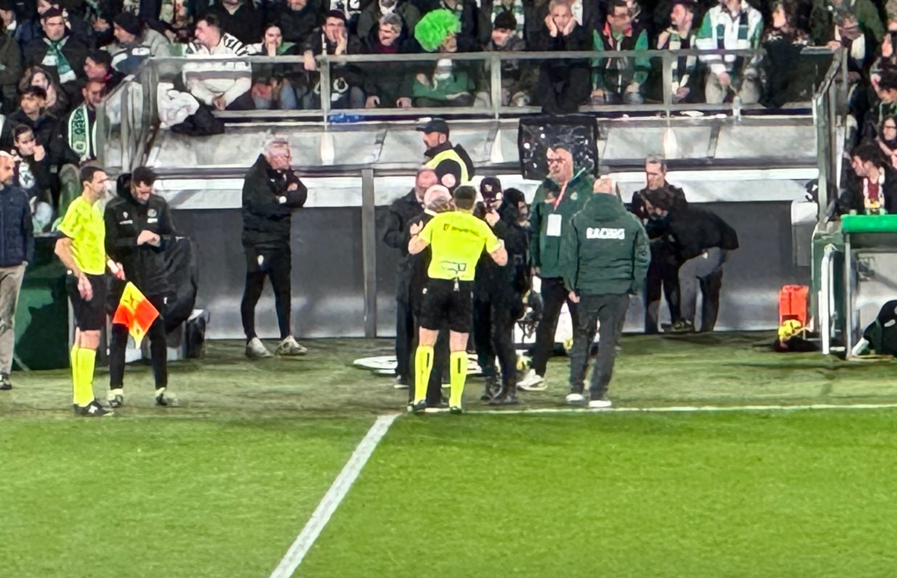 El árbitro detiene el partido