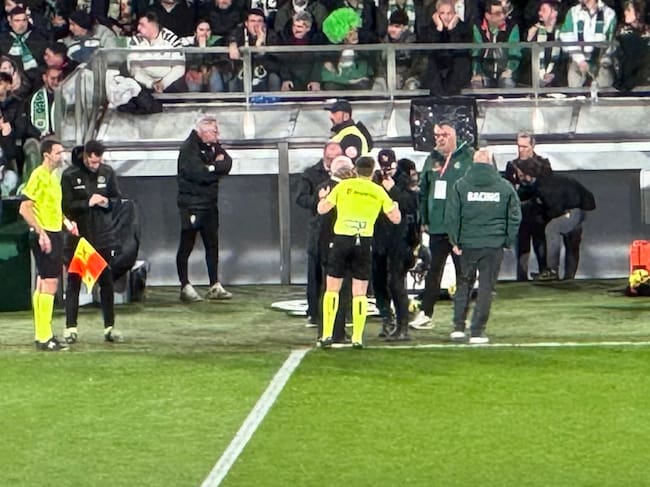 El árbitro detiene el partido