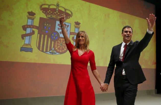 Pedro Sánchez, junto a su mujer y la gran bandera, en 2015