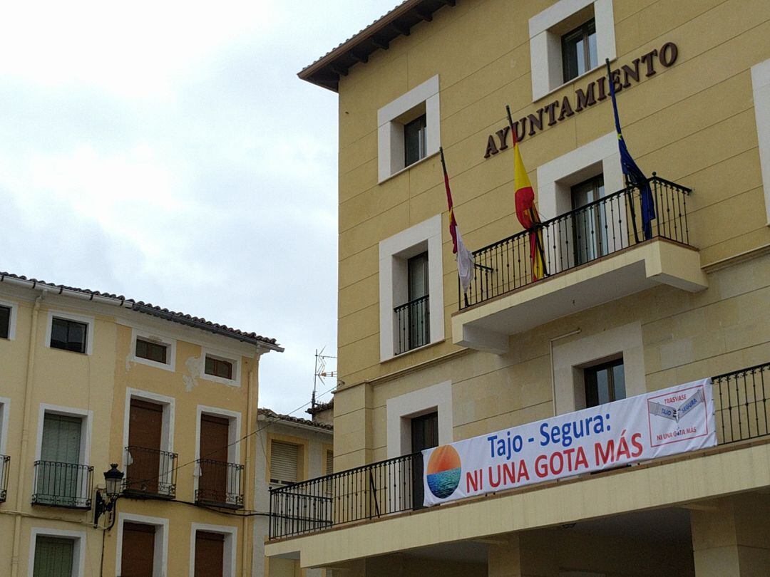 Pancarta contra el Trasvase en el Ayuntamiento de Sacedón