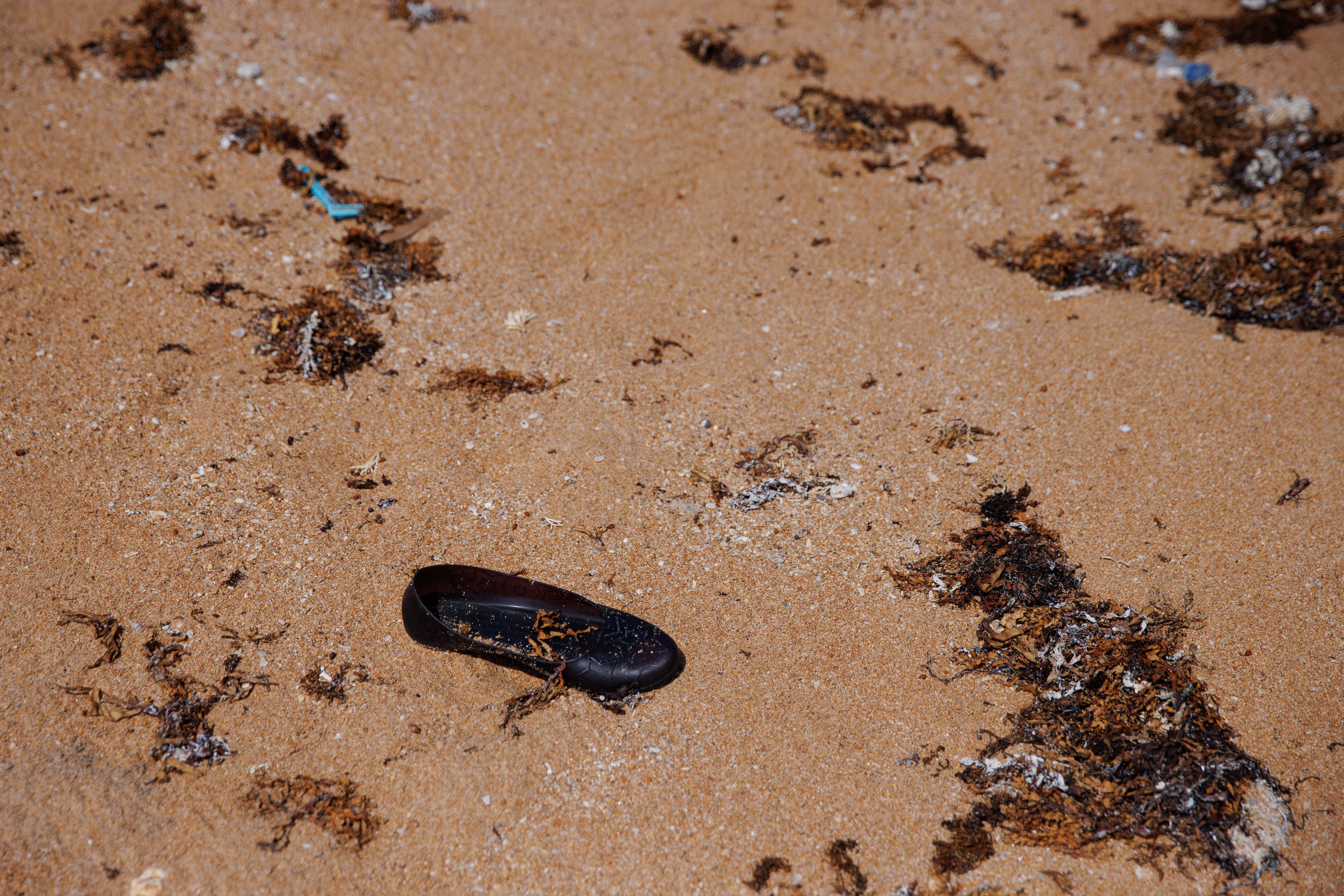 Un zapato de un migrante sobre la playa de Godorya, Yibuti, el 19 de enero de 2024