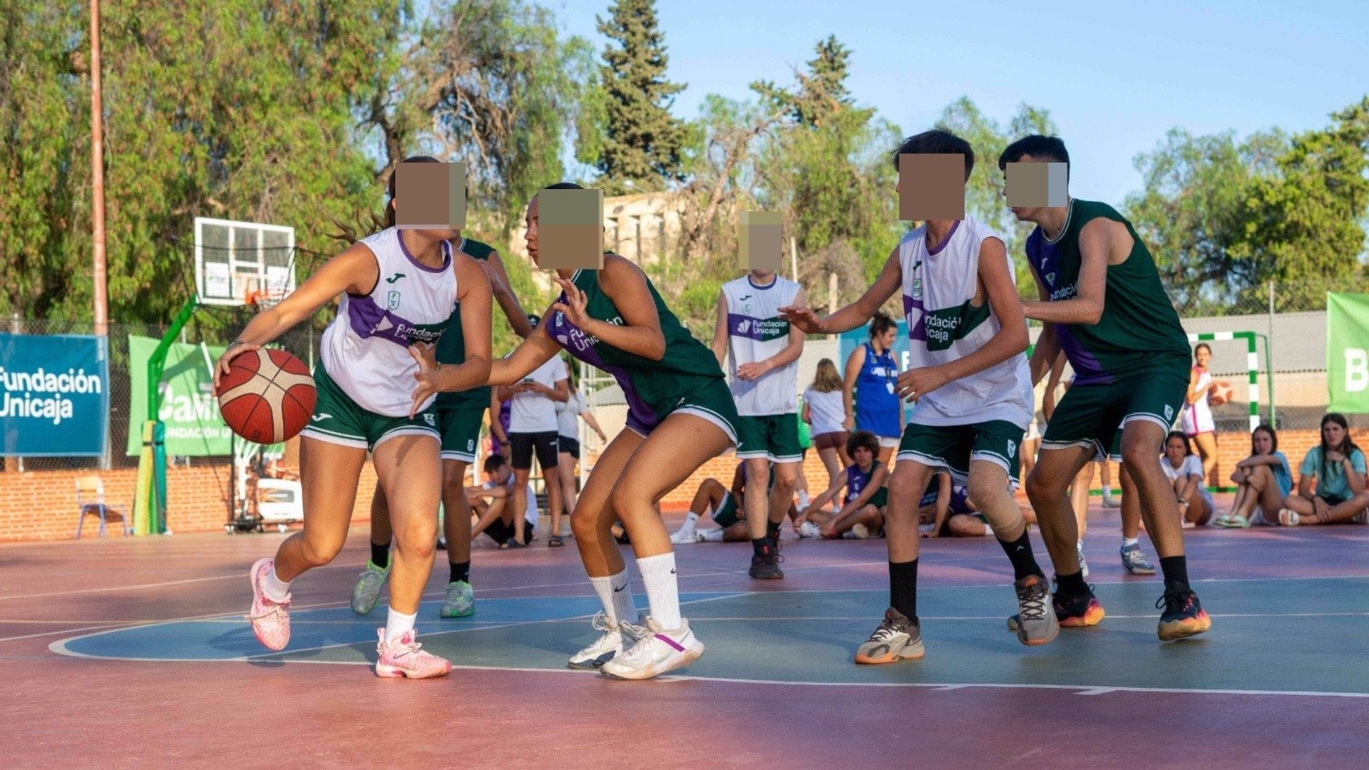 Jóvenes jugando al baloncesto en uno de los Campus de Verano de la Fundación Unicaja