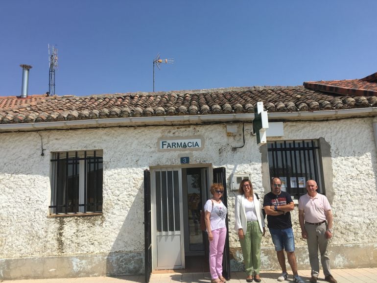 Ángeles Armisén en la visita a la Farmacia de Cervatos de la Cueza