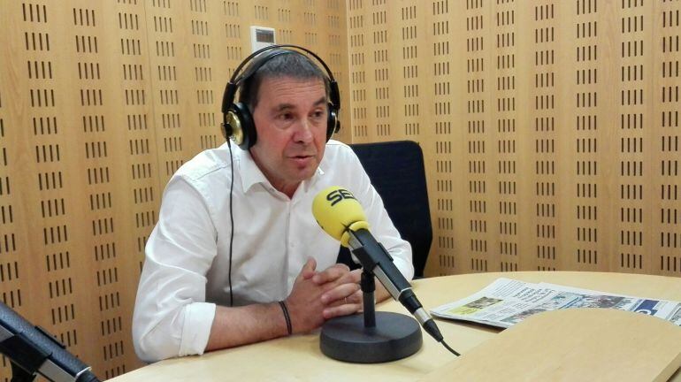 Arnaldo Otegi, en los estudios de Radio San Sebastián