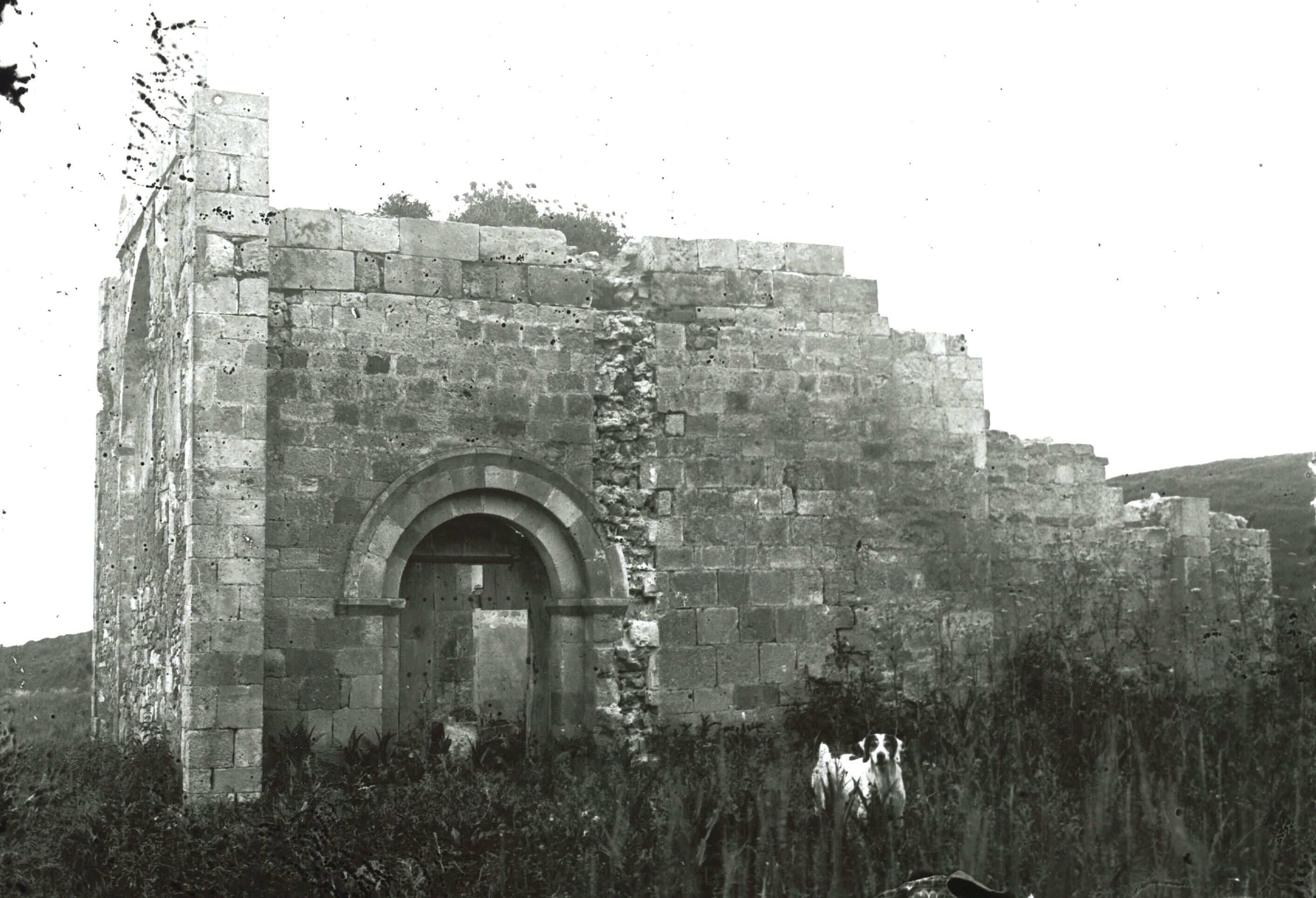 La iglesia de Luzkando sin tejado / Archivo de Álava