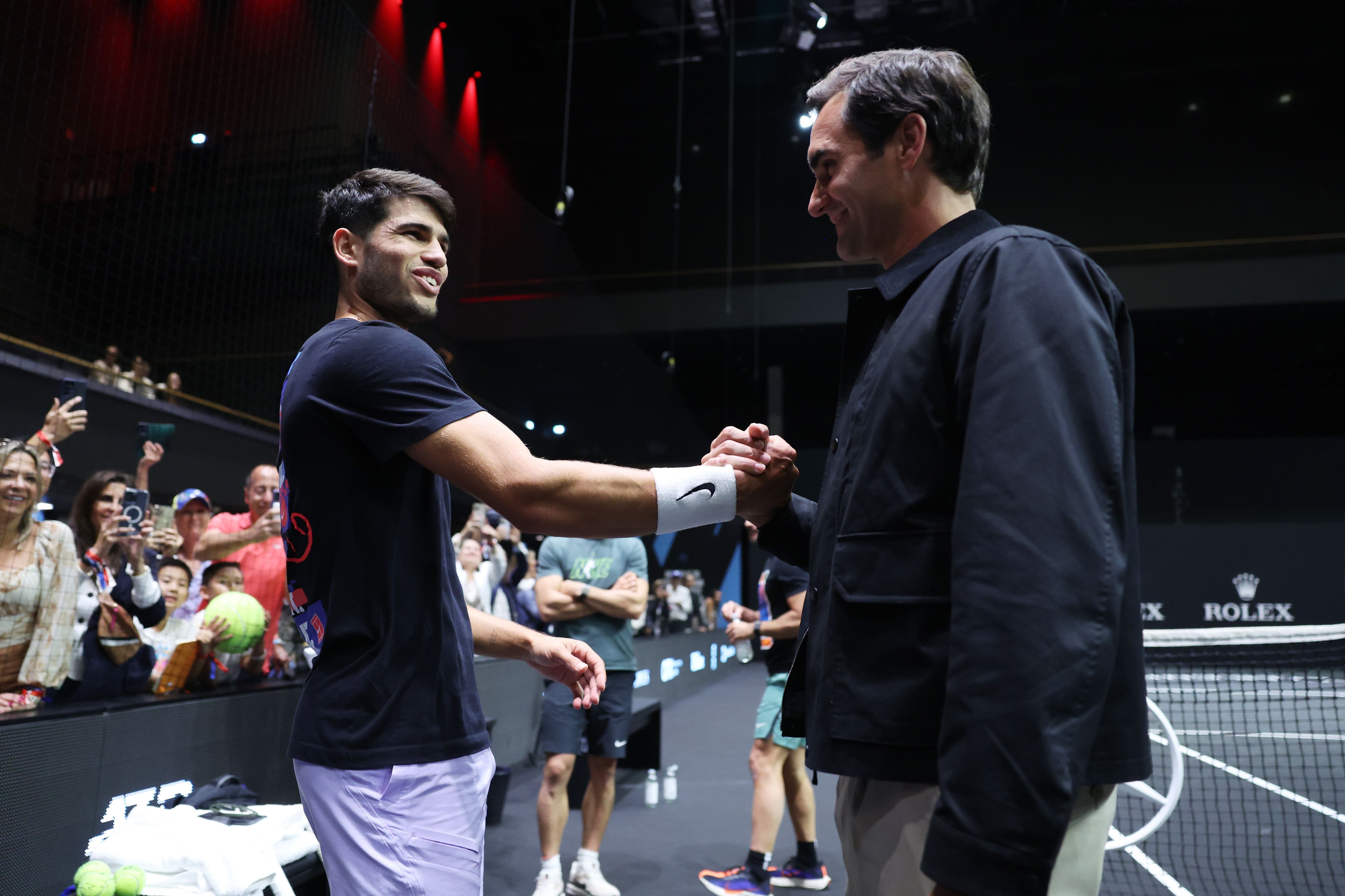 Carlos Alcaraz y Roger Federer se saludan en la Laver Cup de 2024