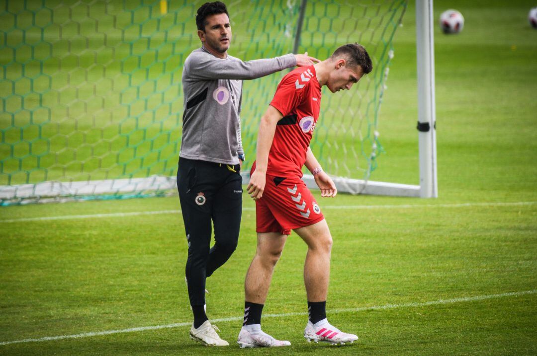 El entrenador racinguista animando a Tresaco en su primer entrenamiento como jugador del primer equipo.
